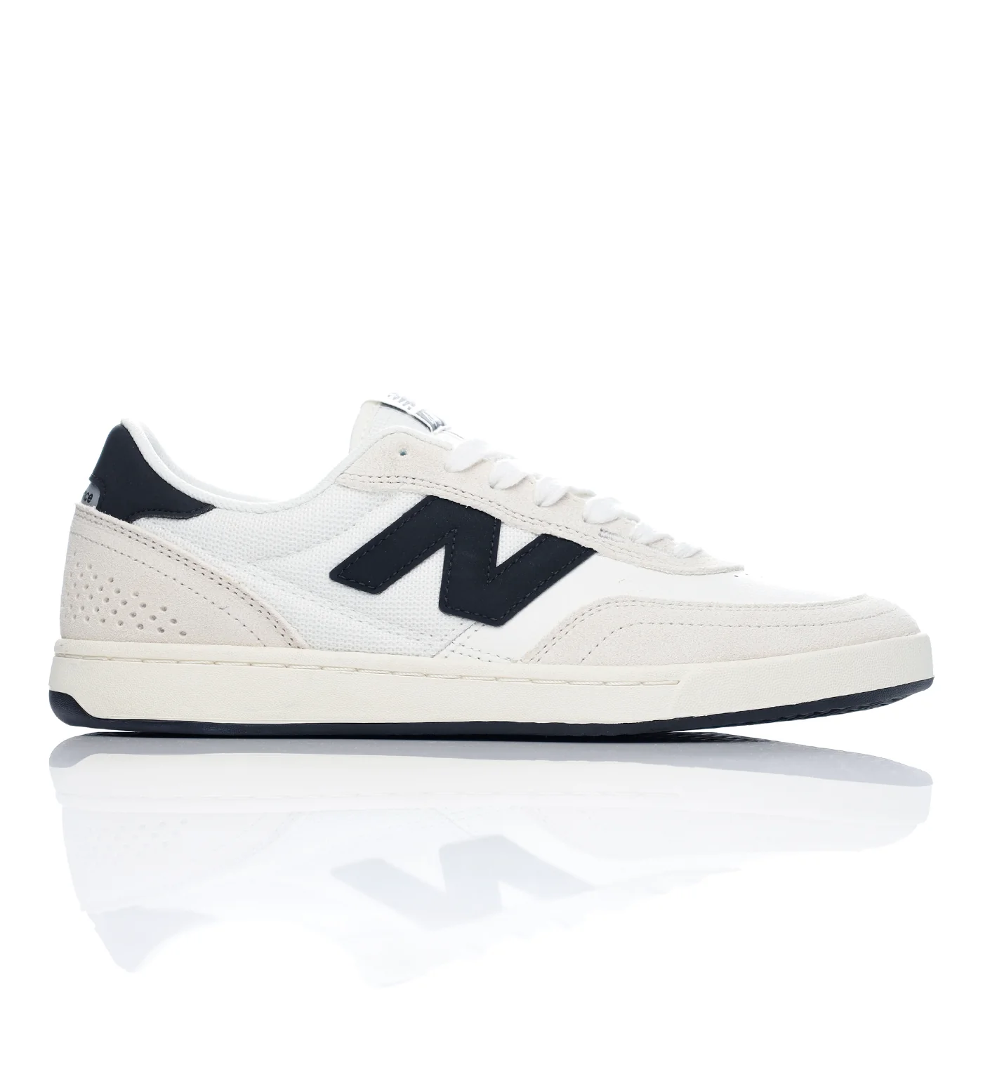 440 V2, White/Black